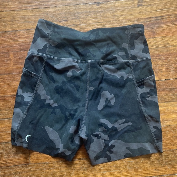 ZYIA Camo Light n Tight Pocket Hustle Shorts (XS) - Picture 2 of 11